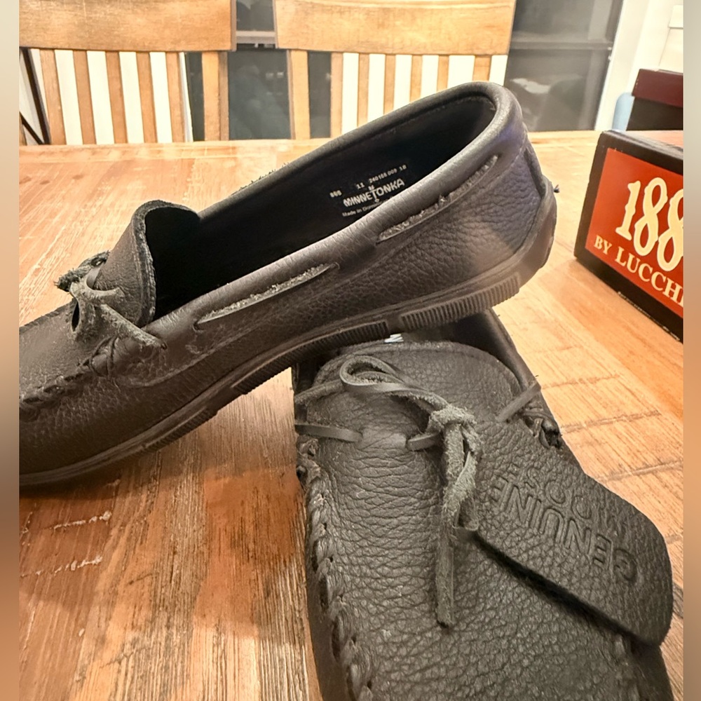 Minnetonka Men's Black Leather Moc Toe Driving Moccasins - Picture 3 of 6